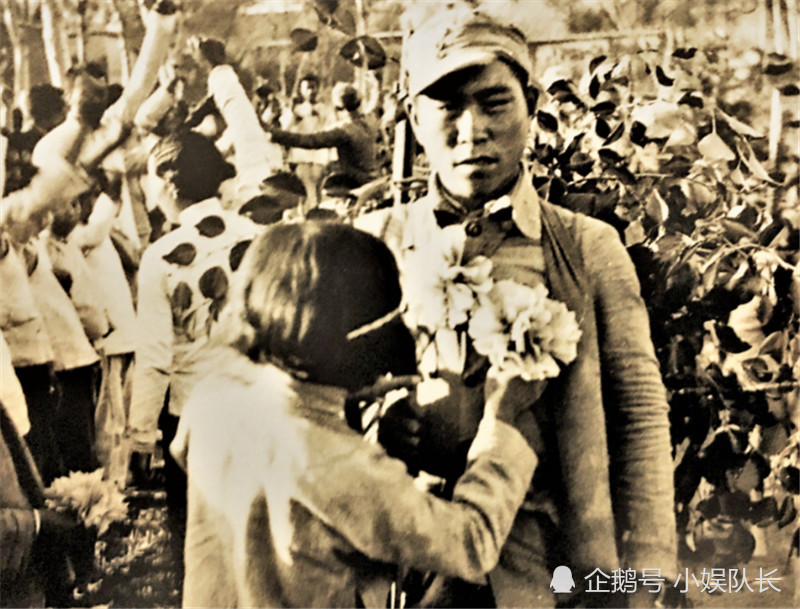 老照片:生死决斗瞬间,抗日战士匍匐前进,一不留神可能