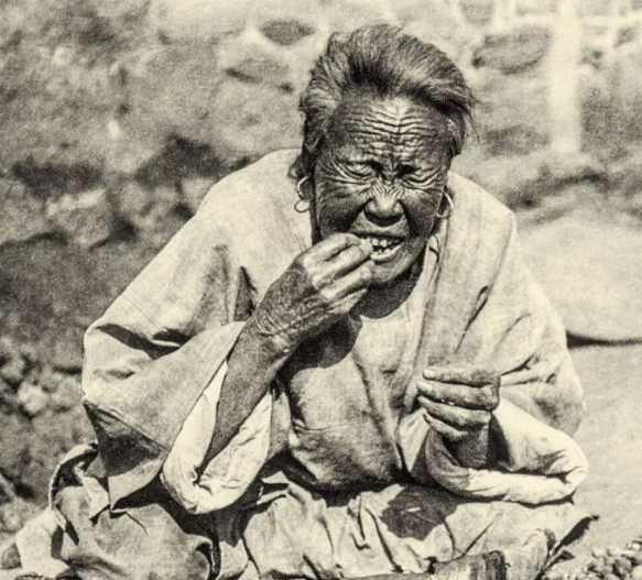 残酷的清朝老照片:晚清的一位老妇人,这是在咬花生吗?