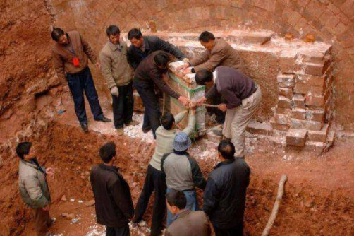河南村民挖古墓取宝,被考古队制止,反怼:挖自家祖坟有