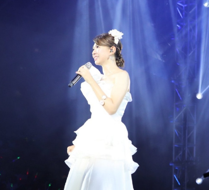 女神卓依婷开演唱会,37岁站舞台仍光芒四射,笑容甜美自信耀眼