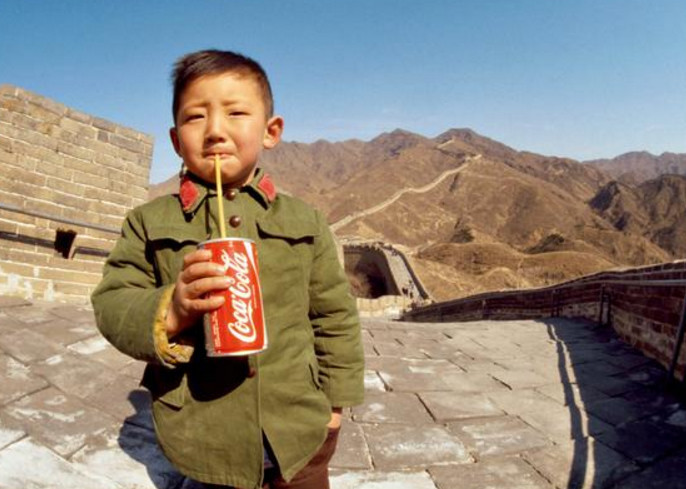 一张1979年在长城上喝可乐的小男孩老照片,引起网民热议