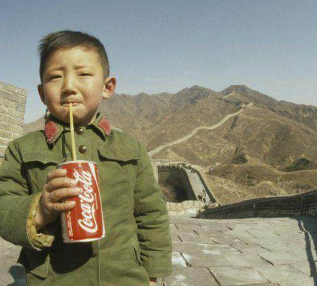 一张1979年在长城上喝可乐的小男孩老照片,引起网民热议