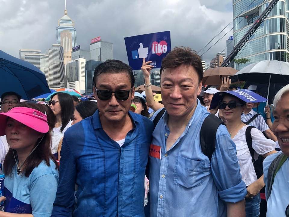 17万港人冒雨集会:支持香港警察除暴安良