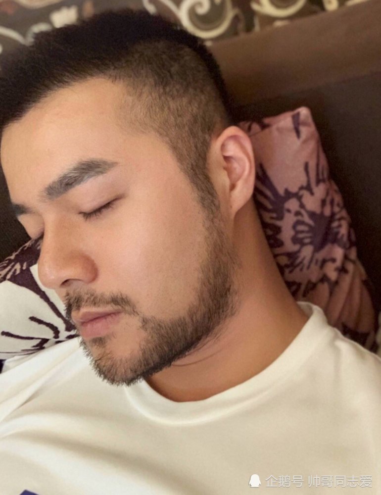 可爱的胡渣男生从侧面看也很帅气,这个样子男友力爆棚