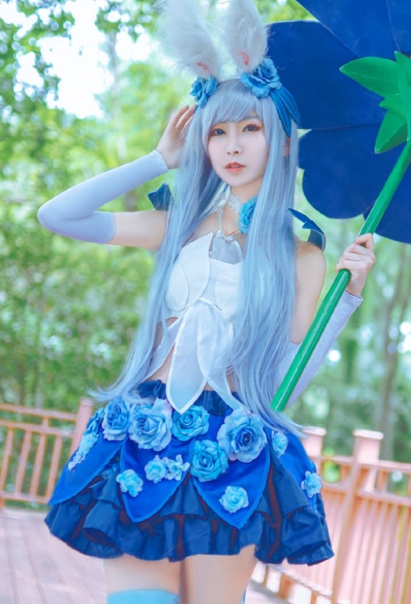 王者荣耀公孙离cosplay,蓝丝大长腿,网友:兔耳是点睛!