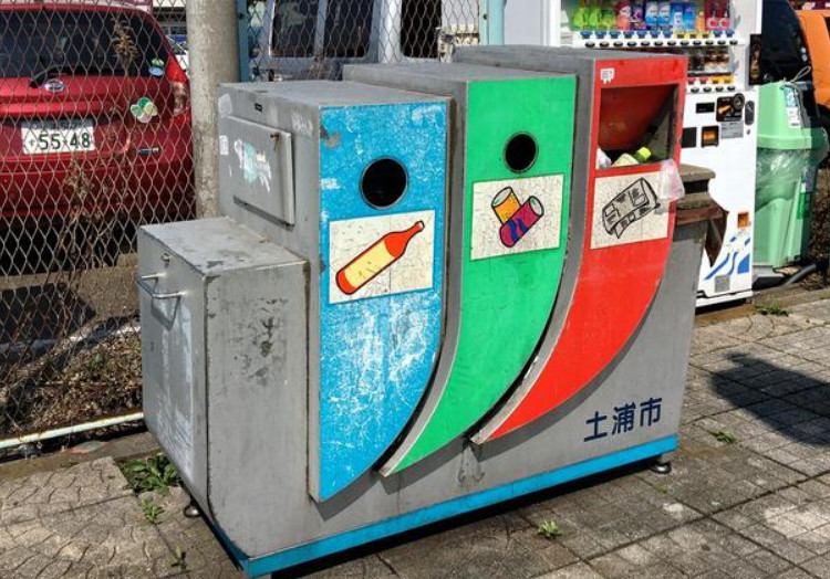 这种三联体的垃圾箱是日本大小城市公共场所的标配,分为"报纸书籍","