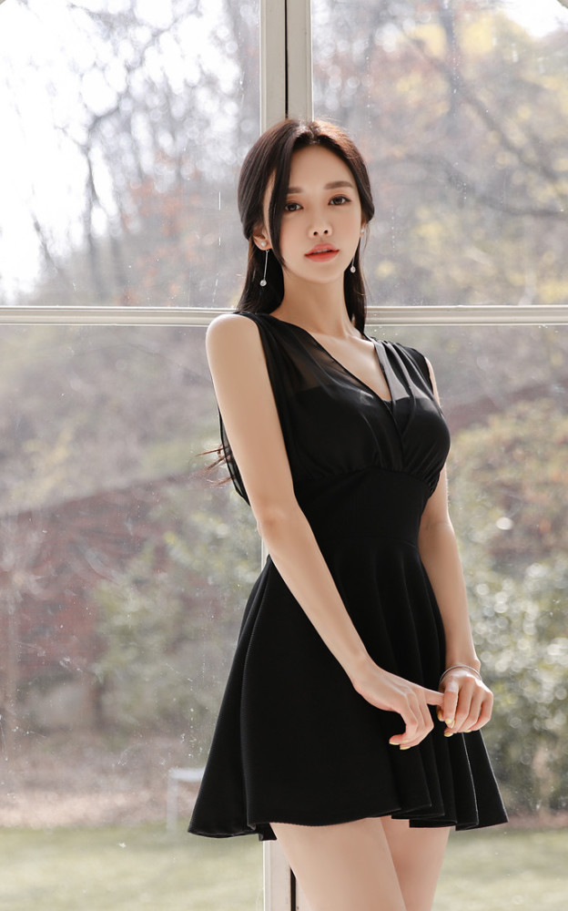 孙允珠高清时装鉴赏:魔幻郁金凝墨天鹅温婉百褶裙