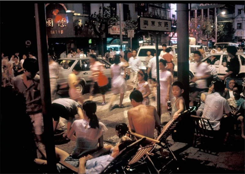 80年代南京东路街景.这是夏天的傍晚,百姓们到马路边乘凉.