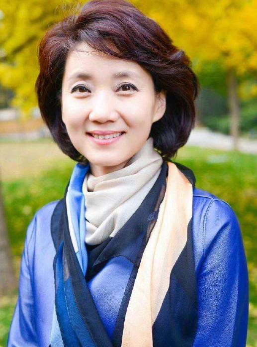 56岁央视女主播李修平素颜近照曝光,网友:不愧是央视最美国脸