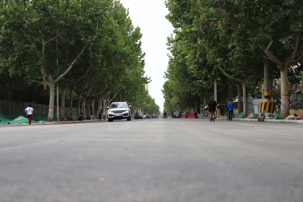 6月30日下午3:00,随着桐荫街东方路至金马路段道路罩面施工完成,由
