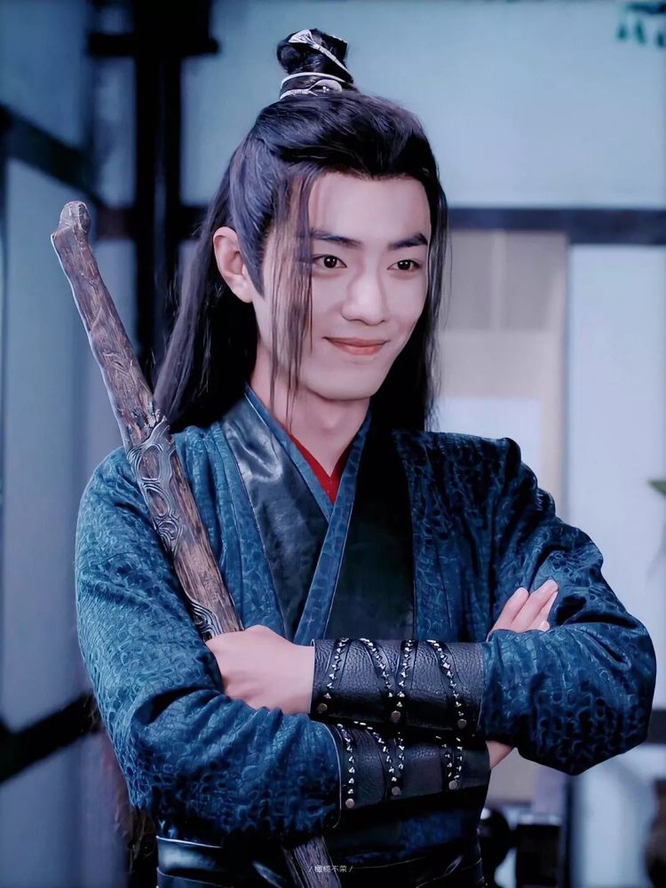 但是路人拍的一些肖战生图也让大家有些幻灭,皮肤暗淡,也有法令纹和
