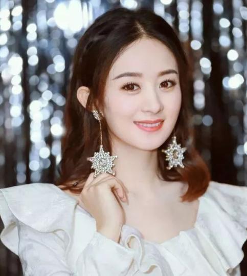大耳朵女星都有大耳环,但戚薇独宠的奇葩造型,偏偏戴出了时尚感