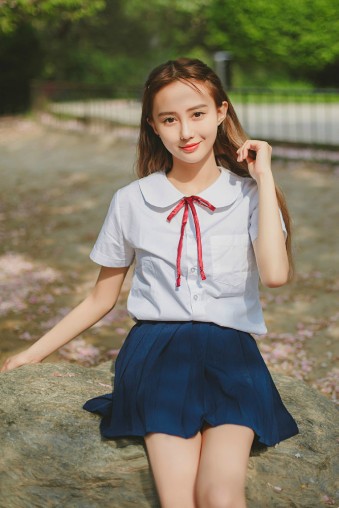 夏日阳光下的青涩可爱开心小丫头姑娘