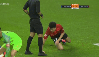 昨晚中超名哨再现争议判罚:莫名吃牌让22岁国脚新星直接看懵