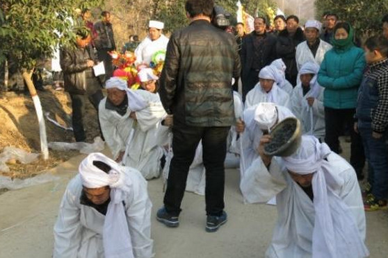 出殡前为何要摔盆?性别不同规矩也不同,不是你想的那么简单!