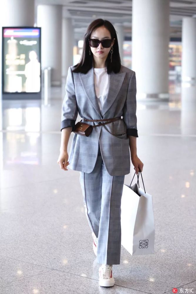 宋茜在机场街拍中也采用了西装套装搭配小腰包的方式,聪明的把职业风