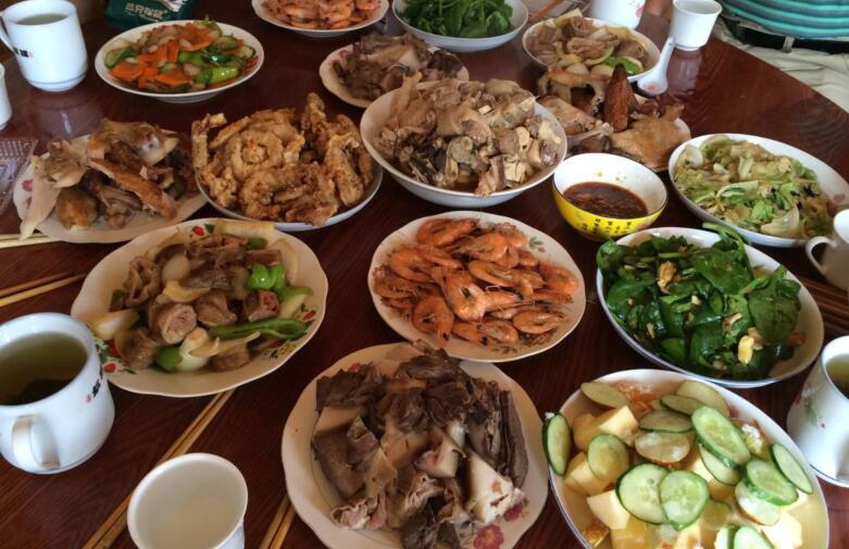 去青岛旅游吧 青岛农村家宴吃肉太过瘾,做客吃一顿三天不饿