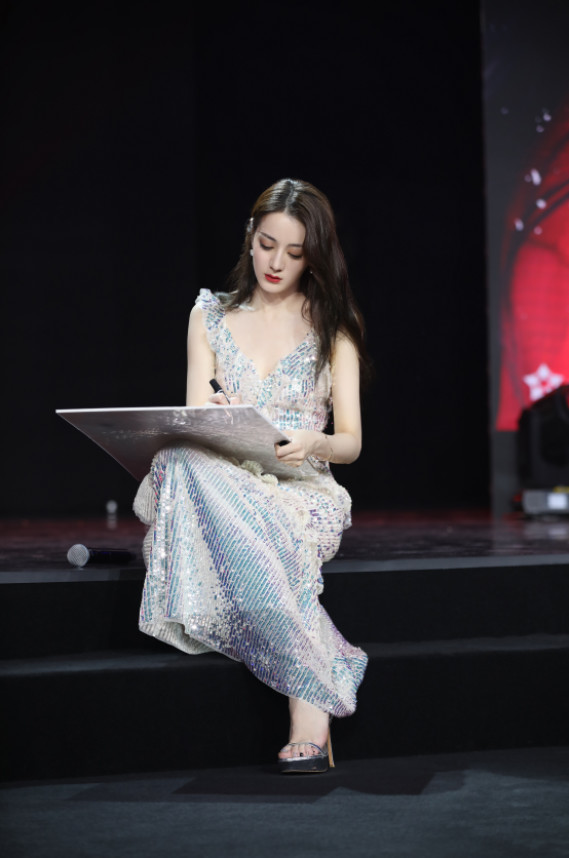 有种"潇洒"叫迪丽热巴的坐姿,粉丝看到炸锅了:你可是个女孩