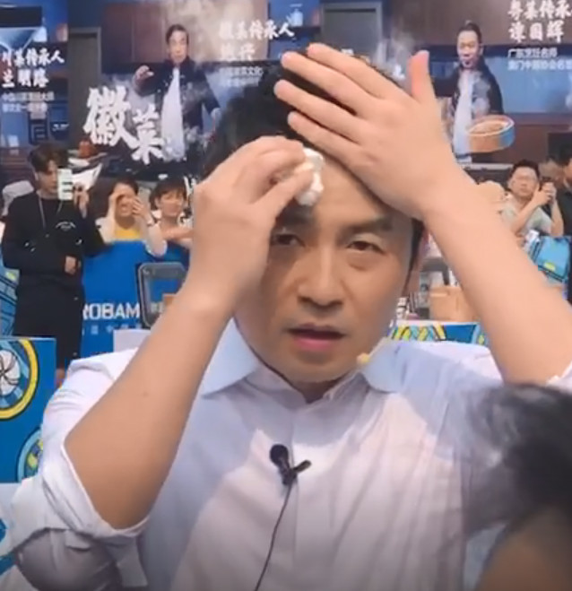雷佳音顶着烈日参加户外活动,看到他擦汗的动作:是个精致boy