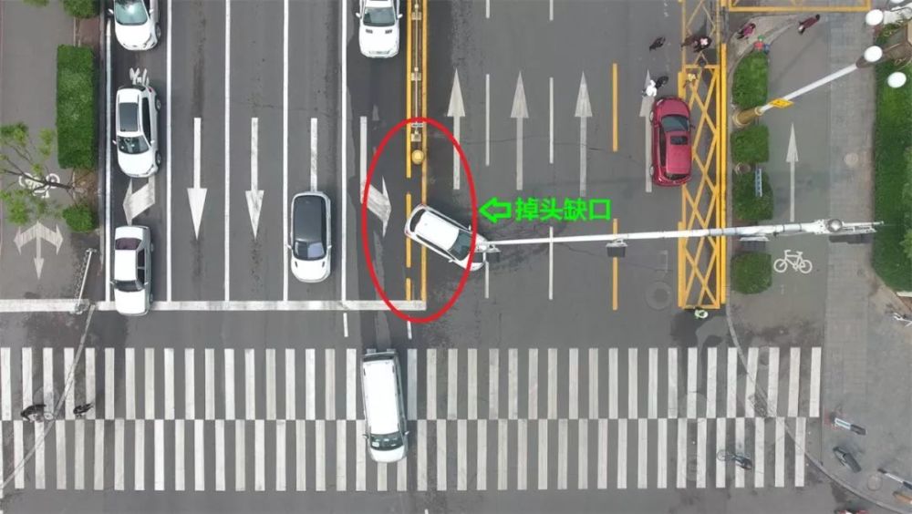 【名词解释】掉头缺口 唐山市区内部分路口,停止线与护栏(绿化带)之间