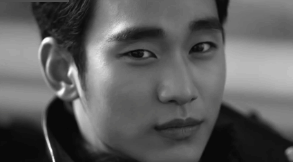 形象正面的金秀贤在退伍前也与某品牌签订了模特合约,同时收到了大批