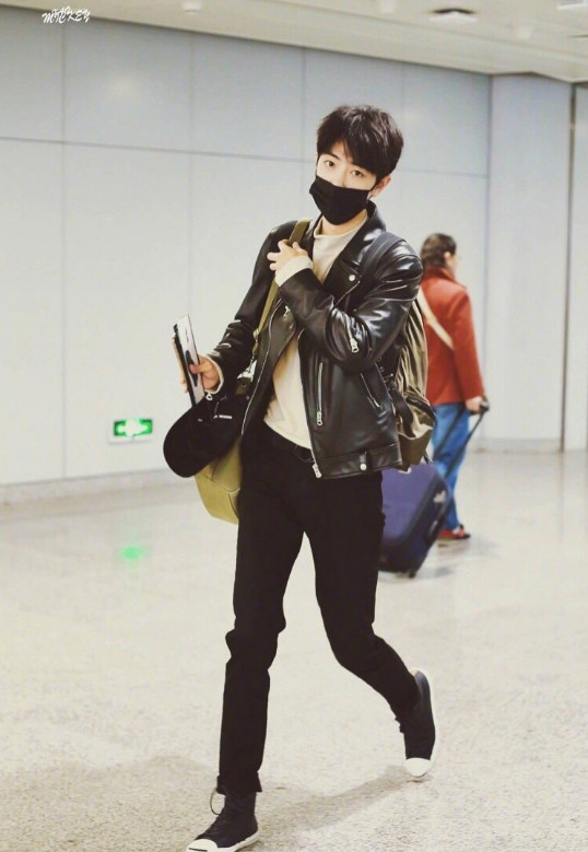 《陈情令》双男主,肖战和王一博穿搭,黑白配诠释少年感