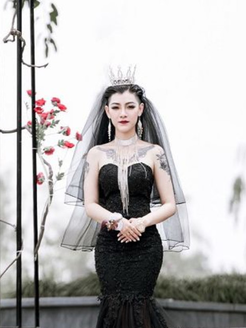 曾满身纹身穿黑婚纱爆红的新娘,现今判若两人,网友:这