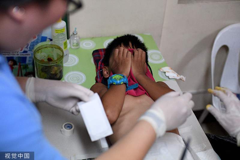 实拍菲律宾青少年割礼, 男孩用手捂眼被疼哭