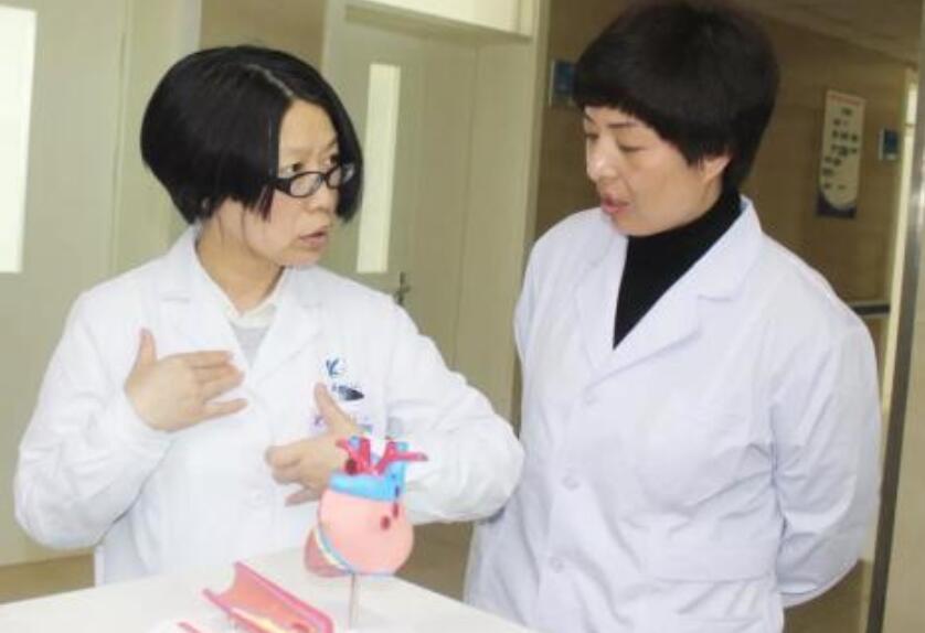 女性经常左胸上方疼,是怎么回事?医生:这3种病因都会引起胸痛