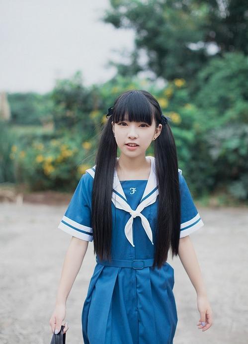可爱小美女清纯学生妹户外摄影图片1