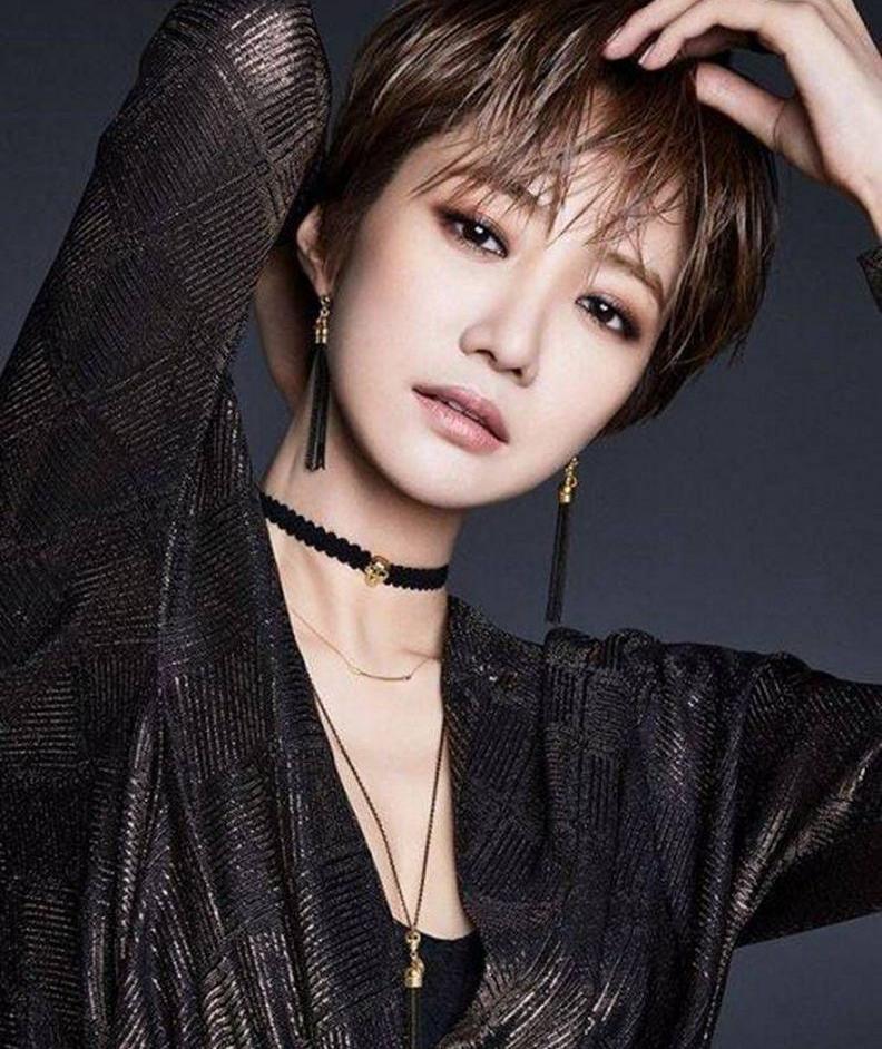 韩国女明星高俊熙气质短发时尚写真
