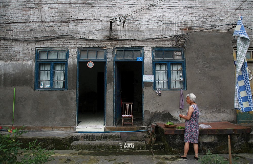 沿街的宅子多是上个世纪60,70年代的老房子,有时会有屋主带着洗菜盆