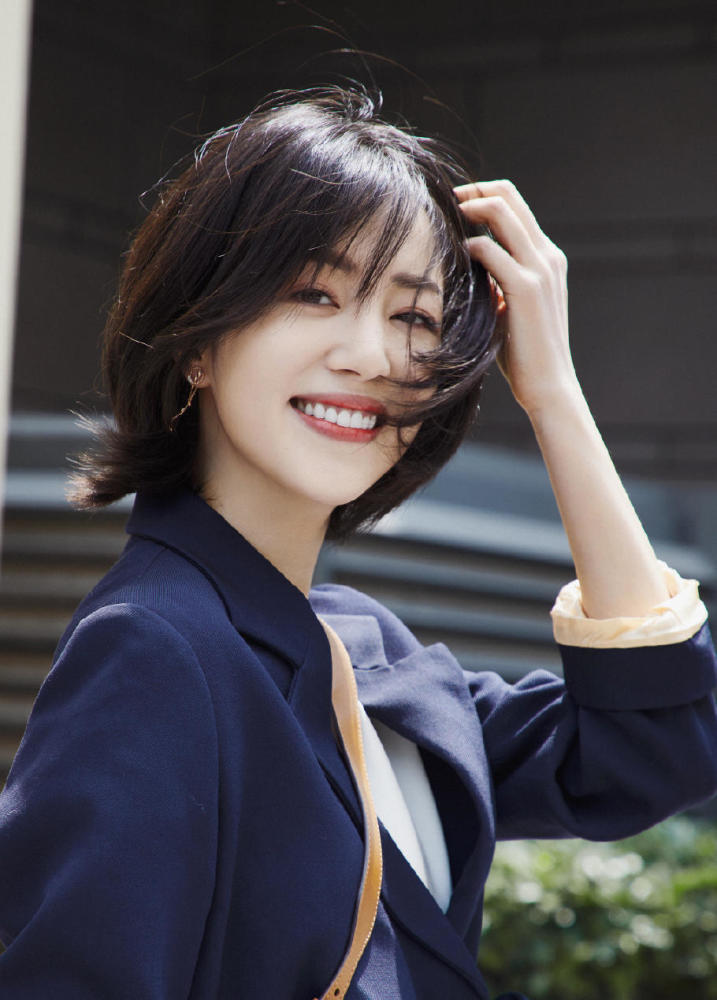 李溪芮率真短发任性的休闲搭配,复古与小清新的结合