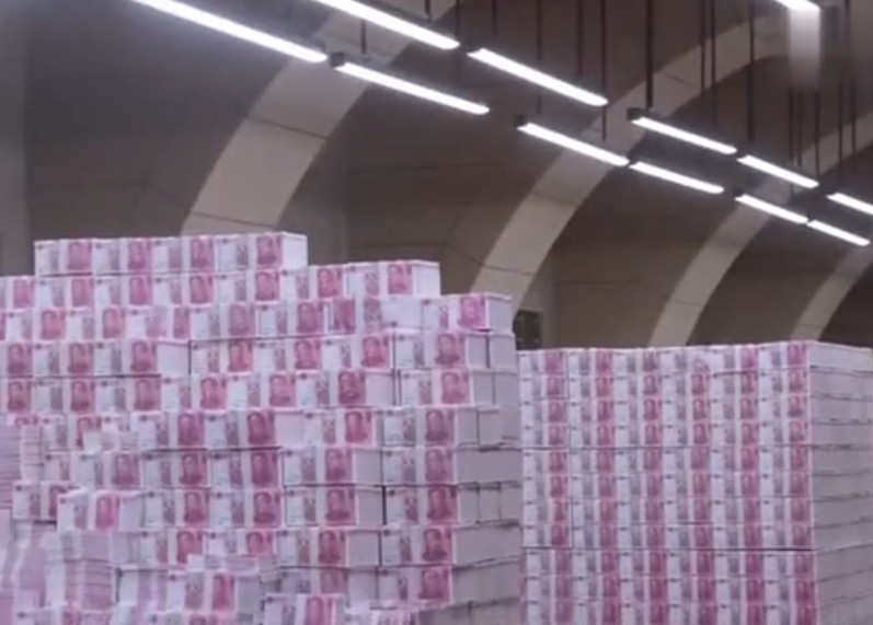 《西虹市首富》10亿现金被曝光,看到现金道具:贫穷限制了想象