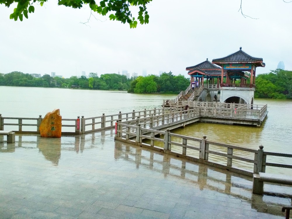 惠州西湖雨中走九曲桥,人生曲折是常态