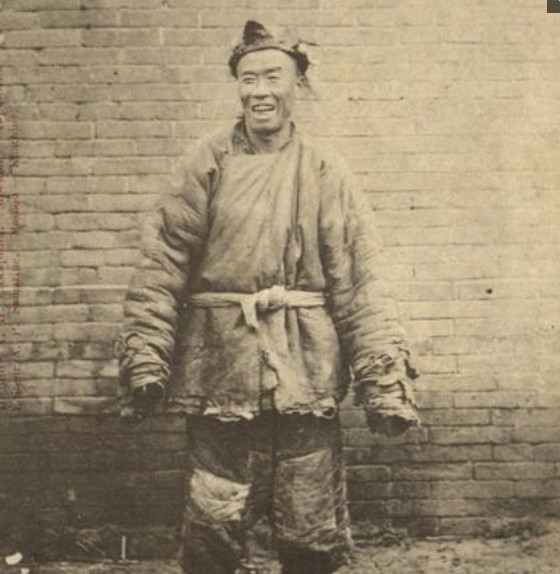 晚清老照片:穷人生活寒酸落魄,富人生活滋润奢华