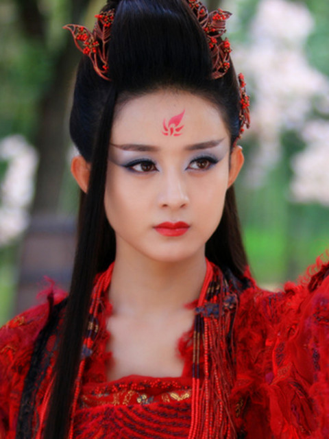 赵丽颖在《花千骨》中,黑化后的妖神一袭红衣古装,妆容精致,额头上的