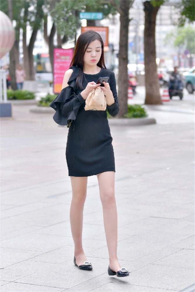长发小姐姐是宝藏女孩吧?全身都是亮点,"猫系"跟鞋最抢镜!