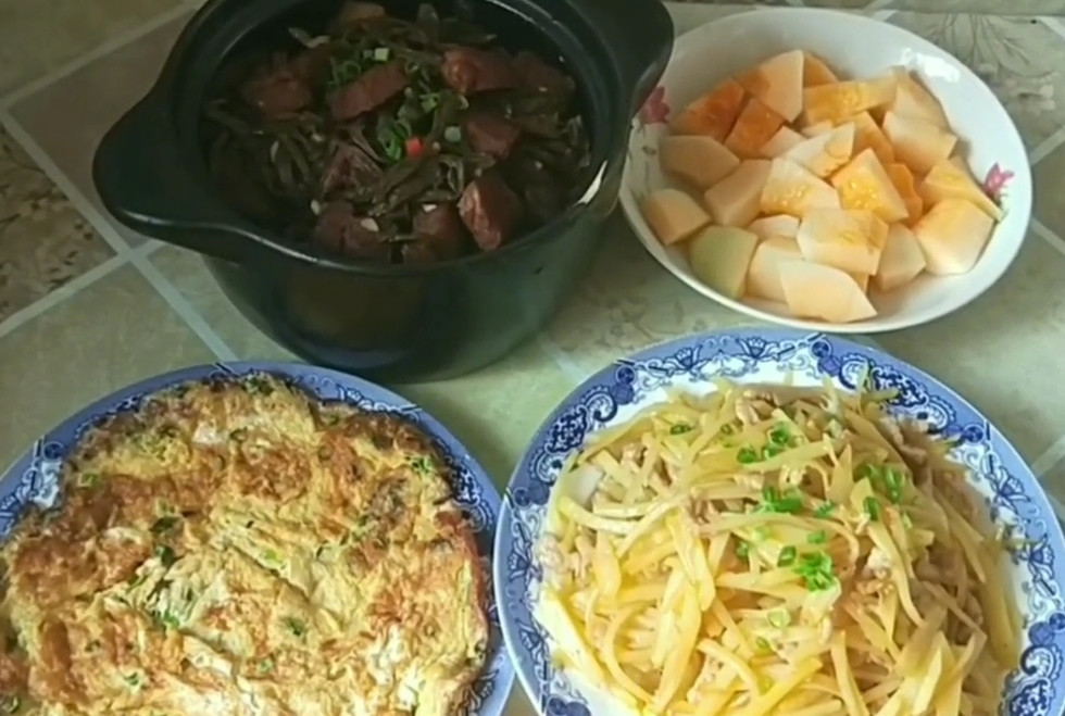 一顿晚餐不用20元,看看农村妈妈都做些什么,有肉有菜经济实惠