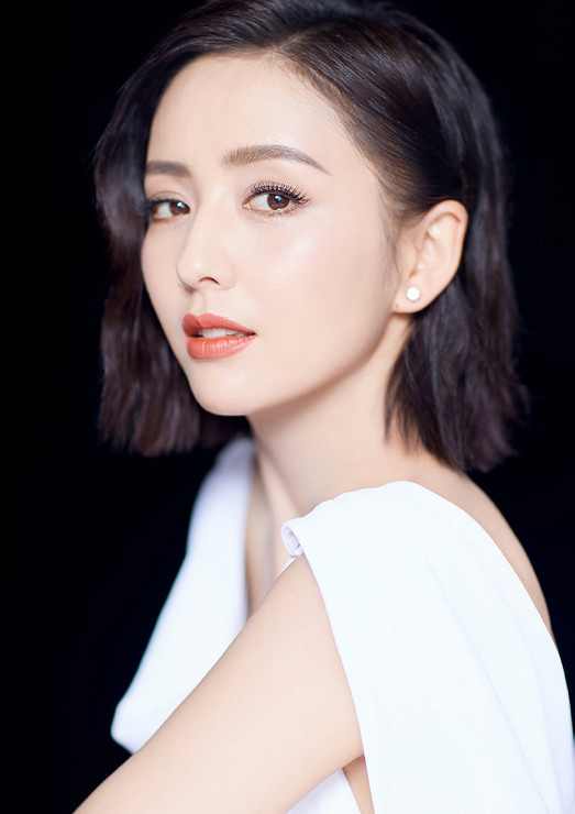 可想而知佟丽娅的魅力是有多么的大了,对于她的侧颜看上去也都显得让