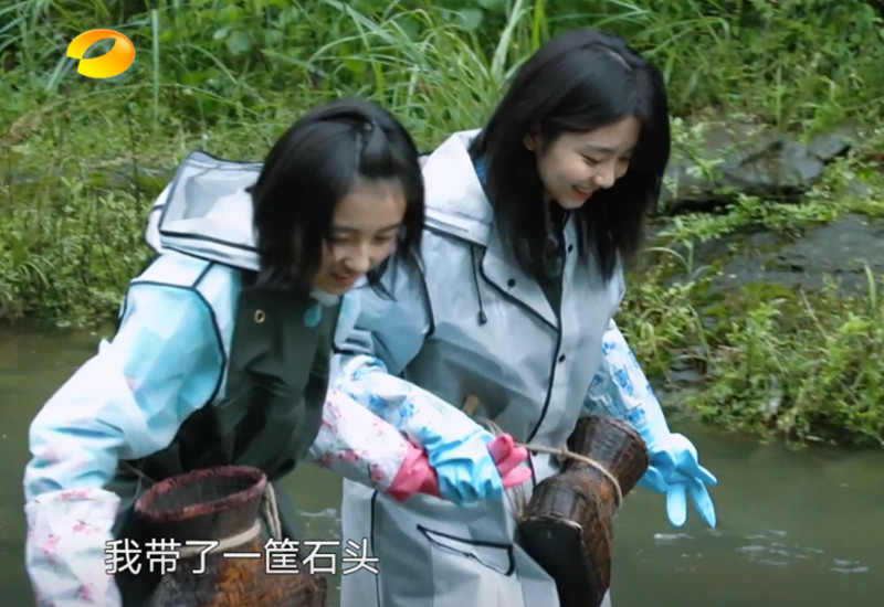 张子枫18岁,谭松韵29岁,当两人在节目同框,网友:有区别吗