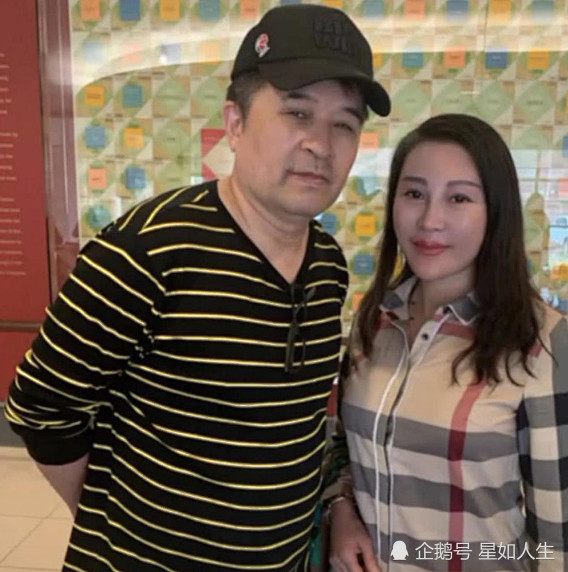 毕福剑国外生活近况曝光,携神秘美女看展览,两人多次亲密合照!