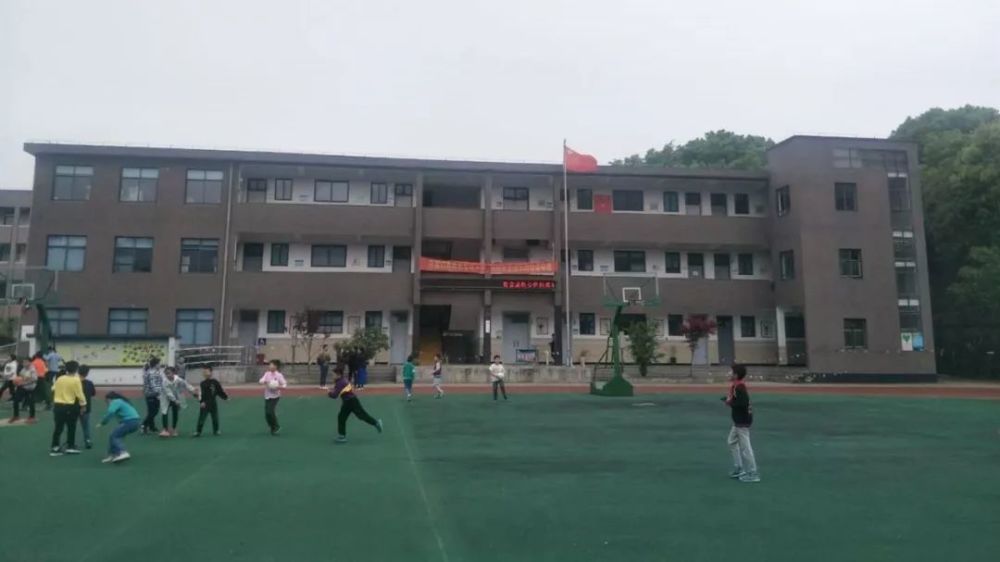 诸暨陶朱街道的 城西小学 孕育了一代又一代的学子 但它其实大有来头