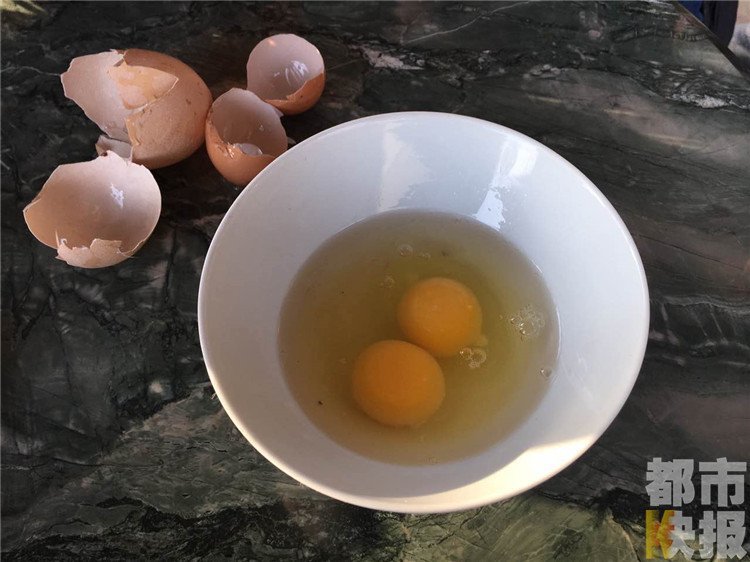 老人养鸡产出“巨型蛋” 敲开后惊呆了(组图)