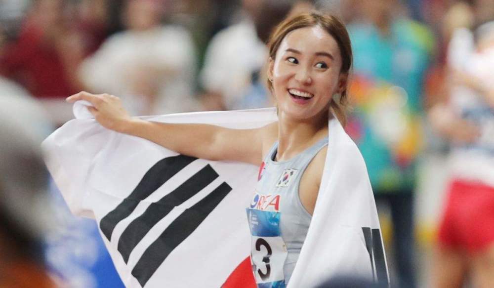 田径女神身披国旗走红,身材很好笑容甜美,却因颜值高被质疑