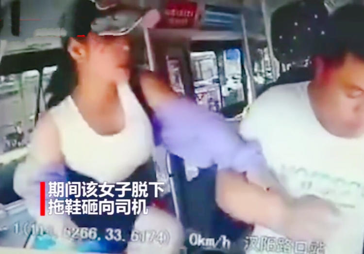 周口,公交车,女子,殴打公交车司机