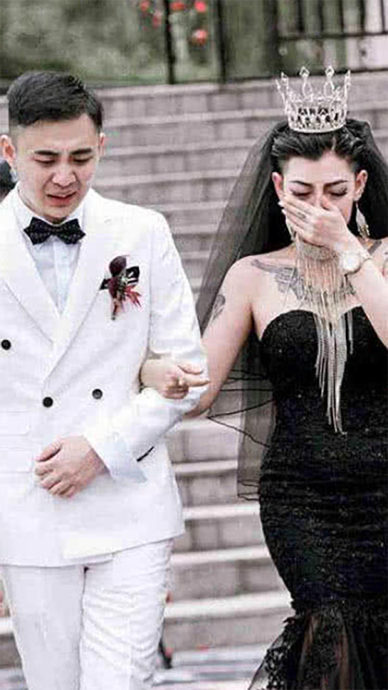 新娘留着洁净的短发,衣着一袭黑色婚纱,头上也是黑色的头纱,头戴王冠