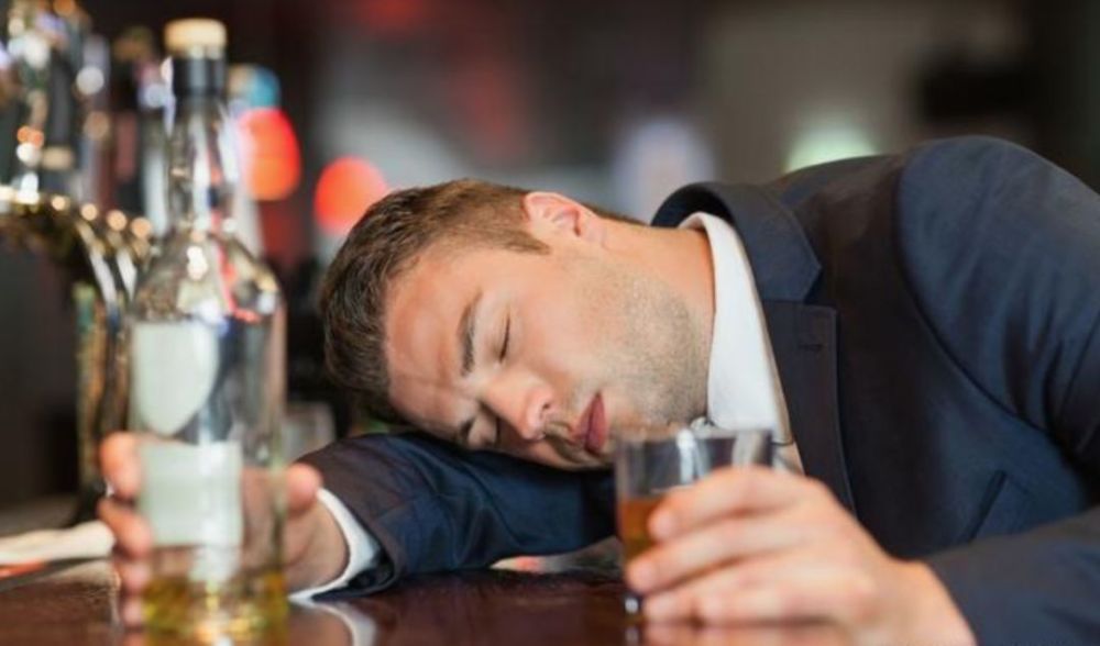部分人在喝酒之后经常会感觉到头疼,这究竟是怎么一回事呢?