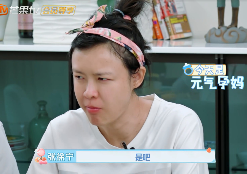 李艾和老公张徐宁在家吃饭,有谁注意到李艾素颜的脸蛋