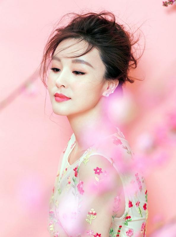 内地女明星金一帆宛若花仙子写真